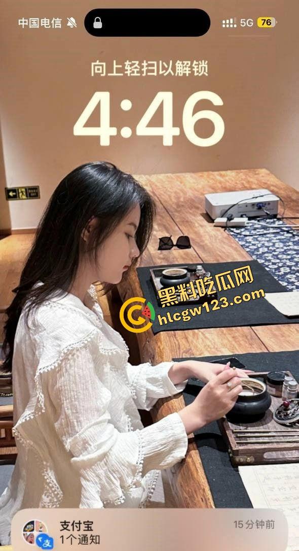 青岛极品幼师露脸抠逼泄露，讲完童话回家自慰表情媚到不行，骚到像开了九次房后再爱一次的脸！-1