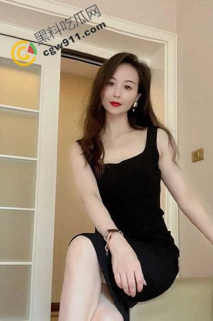 海角大神母子乱伦！出租房爆操美艳干妈的肥屁股，风韵犹存的熟女被干得高潮连连，疯狂夜晚壮烈爆发！-1