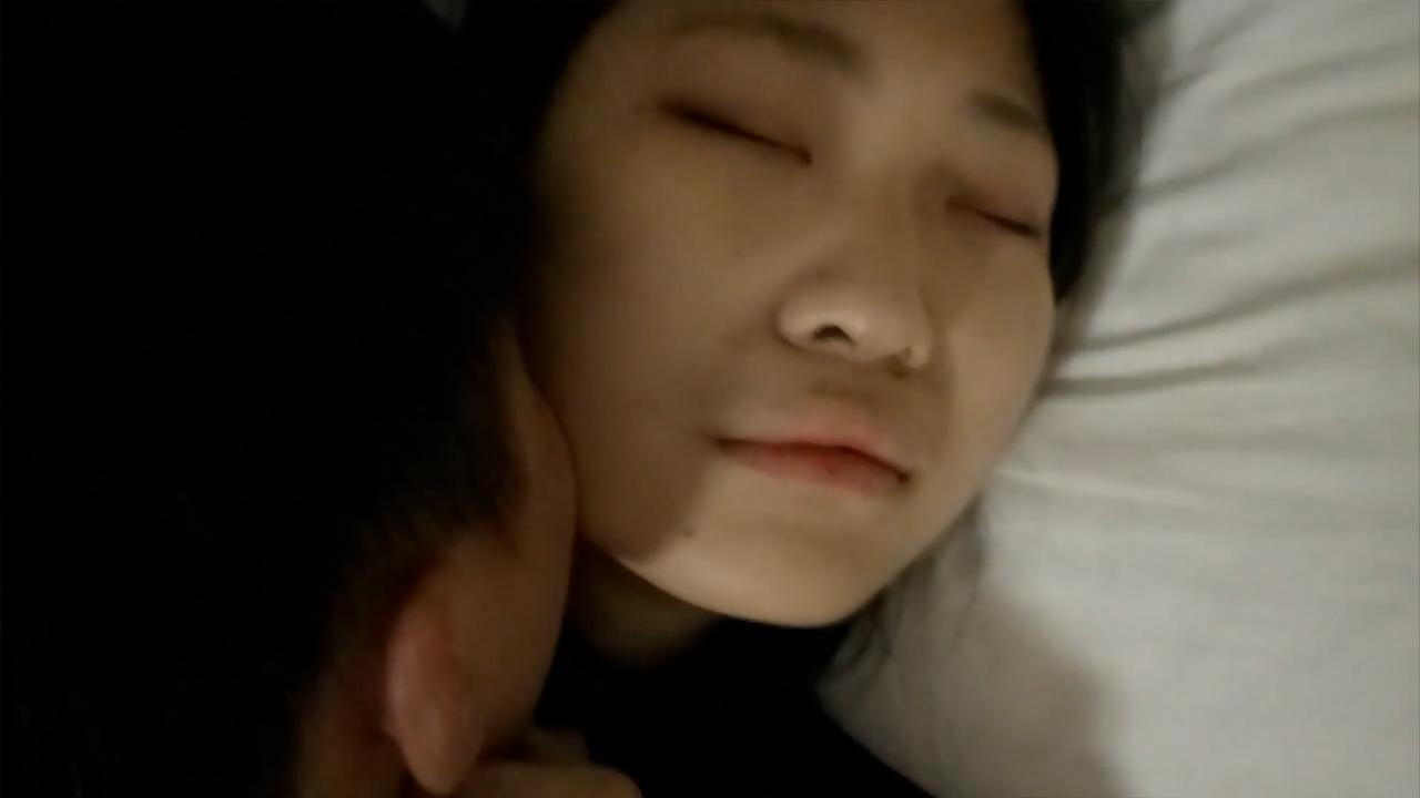 迷奸女大学生破处！处女膜都还在的极品 从上到下任意把玩 这一刻已成艺术！-1