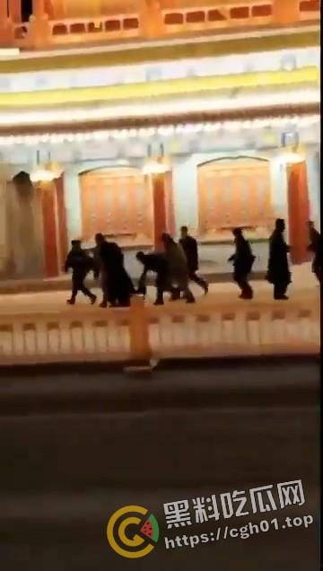 全网封禁！黑色轿车冲进中南海新华门事件原视频-5