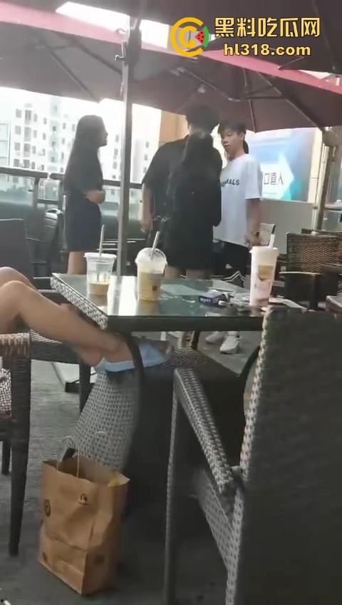 精神小妹打架就是猛！火气太大了，奶茶一泼，直接上去就是一脚，场面极其暴力血腥！