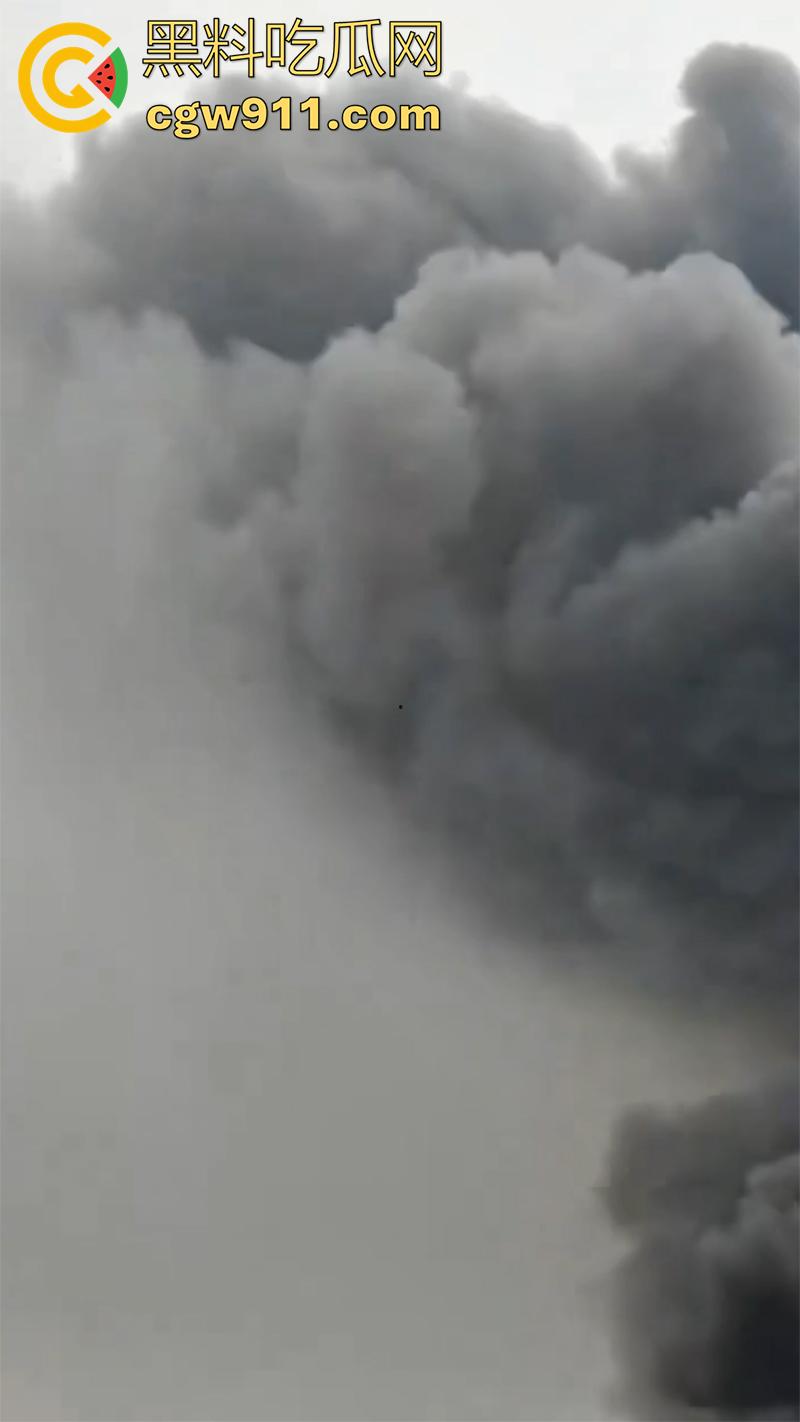 河南省洛阳市孟津区白鹤镇，宸岳化工有限公司发生火灾事故，现场浓烟冲天，目前未有人伤亡！