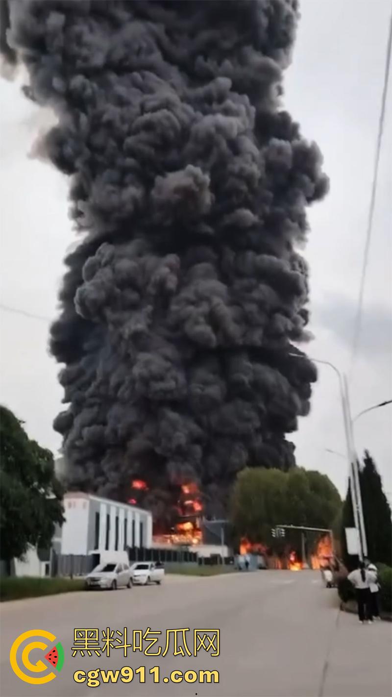 河南省洛阳市孟津区白鹤镇,宸岳化工有限公司发生火灾事故,现场浓烟冲天,目前未有人伤亡!-2