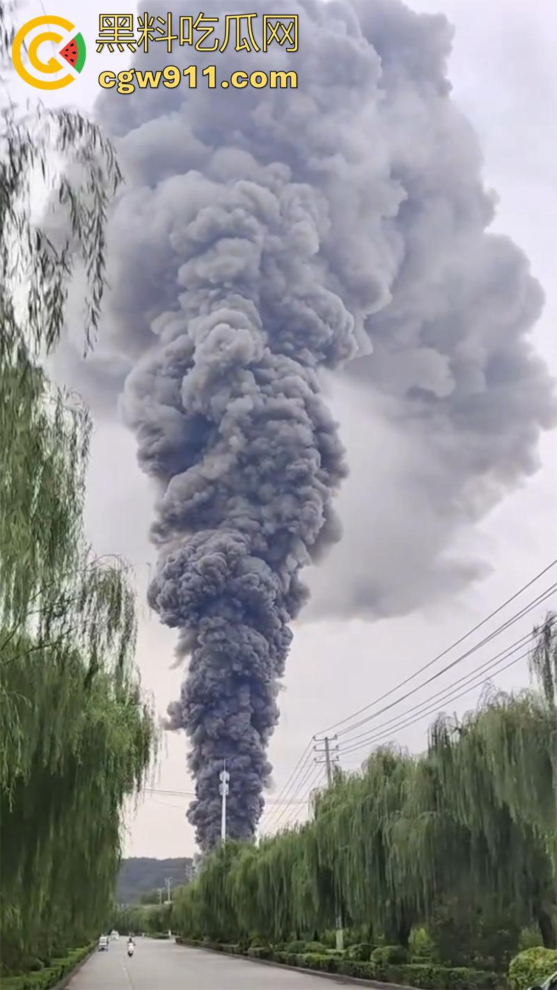 河南省洛阳市孟津区白鹤镇,宸岳化工有限公司发生火灾事故,现场浓烟冲天,目前未有人伤亡!-3