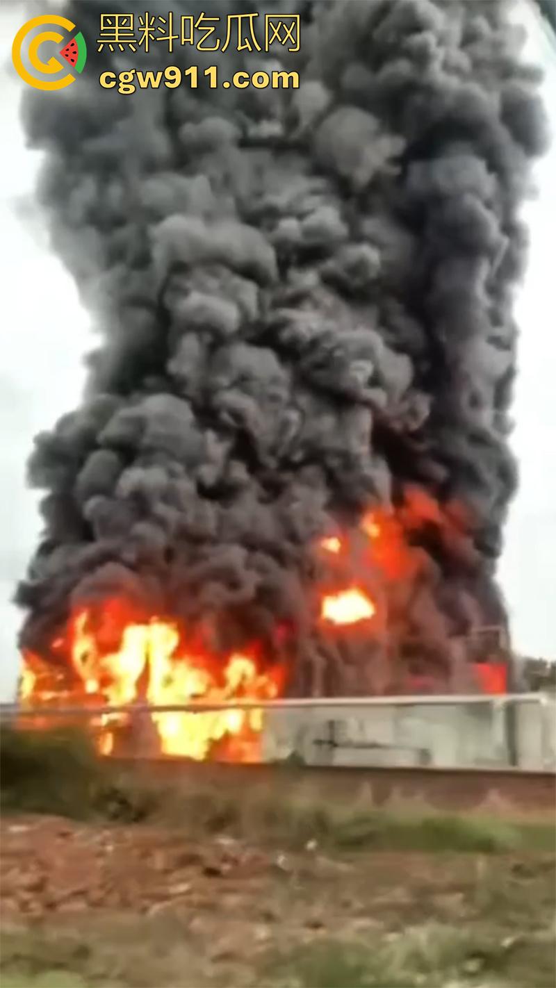 河南省洛阳市孟津区白鹤镇,宸岳化工有限公司发生火灾事故,现场浓烟冲天,目前未有人伤亡!-4