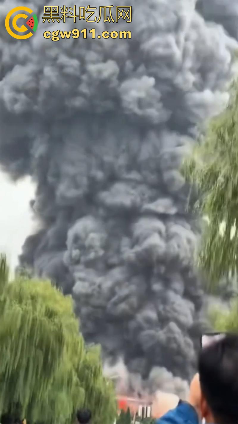 河南省洛阳市孟津区白鹤镇,宸岳化工有限公司发生火灾事故,现场浓烟冲天,目前未有人伤亡!-5