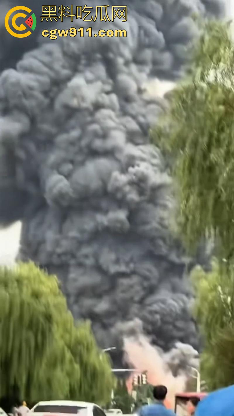 河南省洛阳市孟津区白鹤镇,宸岳化工有限公司发生火灾事故,现场浓烟冲天,目前未有人伤亡!-6