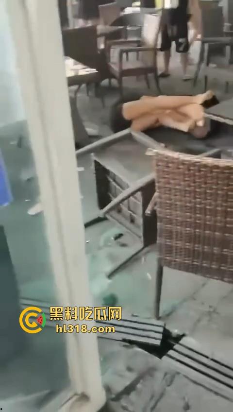 精神小妹打架就是猛！火气太大了，奶茶一泼，直接上去就是一脚，场面极其暴力血腥！-8