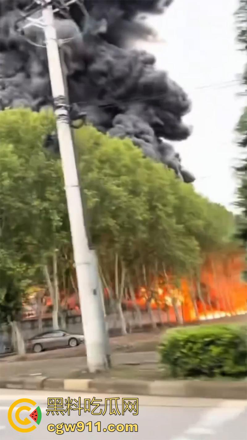 河南省洛阳市孟津区白鹤镇,宸岳化工有限公司发生火灾事故,现场浓烟冲天,目前未有人伤亡!-8