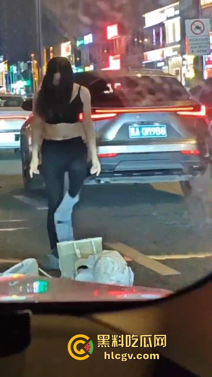 情侣吵架直接大街脱光！脱衣国际手势，伤敌1000自损800的操作真看傻了！-2