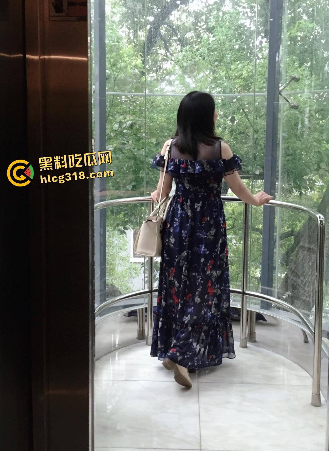 绿帽淫妻背叛“对不起老公我被操了”,两根大鸡巴同时操,帮别人吞精都不帮自己老公吞!-2