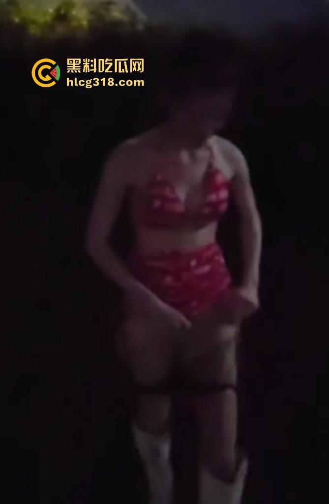 女粉丝提前出演唱会在体育馆外随地大小便！谁知被男友偷拍，渔网袜大奶骚态却素质低劣！-7