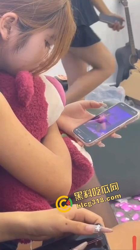 姐妹们口嫌体正直，嘴上说不看毛片，抓到集美看毛片还装正经？裤裆早就湿成狗了！-10