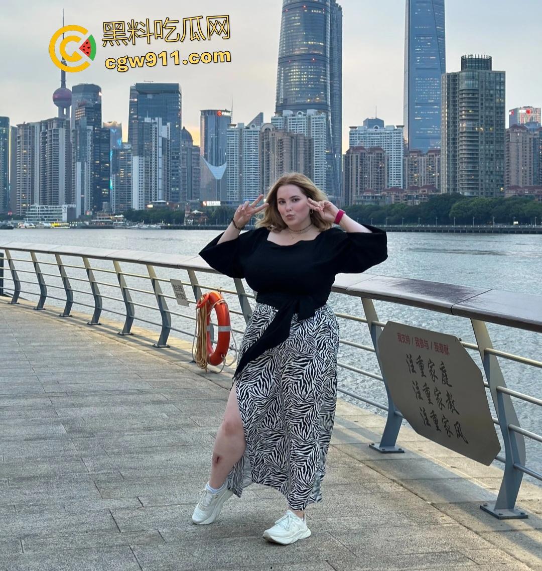 俄国熟妇【MikaPassion】直播开逼洞！扩阴器直窥宫颈，牙刷狂刷尿道如洗澡，巨穴比地洞还黑！-1