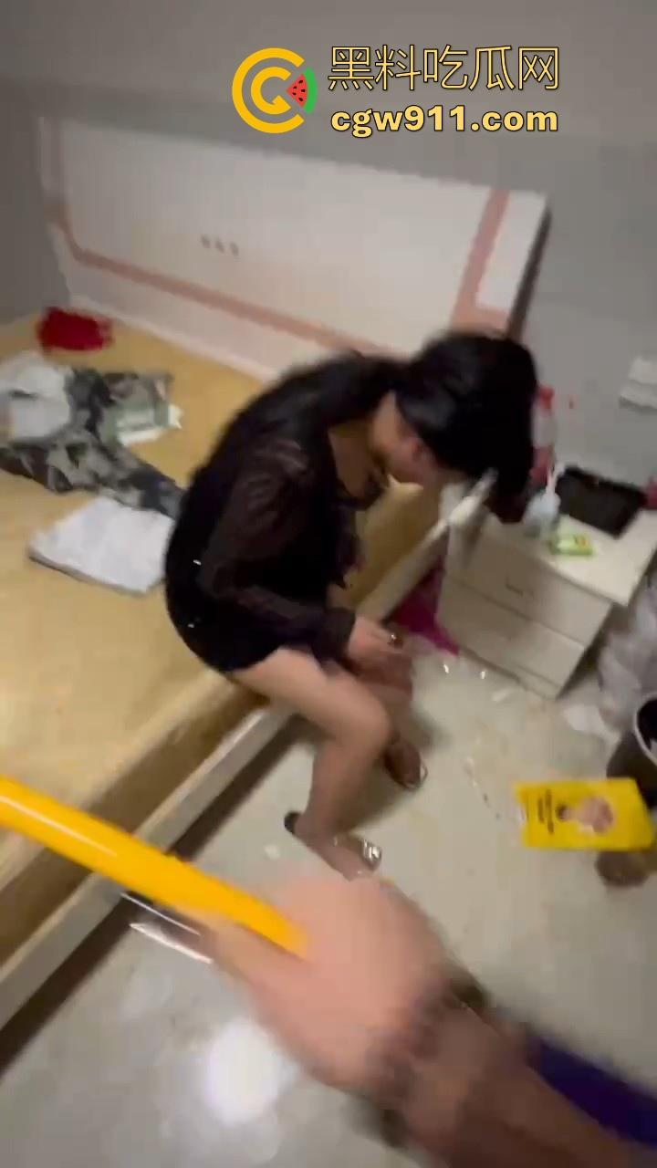 广西精神出租房围殴霸凌敌对小太妹，棍棒齐上，拳打脚踢，脱下衣服伤痕累累，战斗力丝毫不输男的！-2