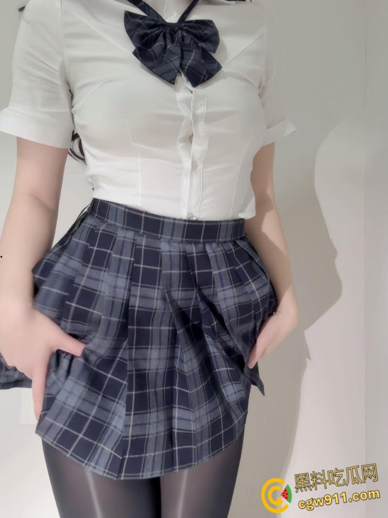 推特反差萝莉【梦中的梦】，清纯JK黑丝制服，掀衣脱丝露出白嫩美乳，白虎嫩穴骑乘扭臀自慰 ！