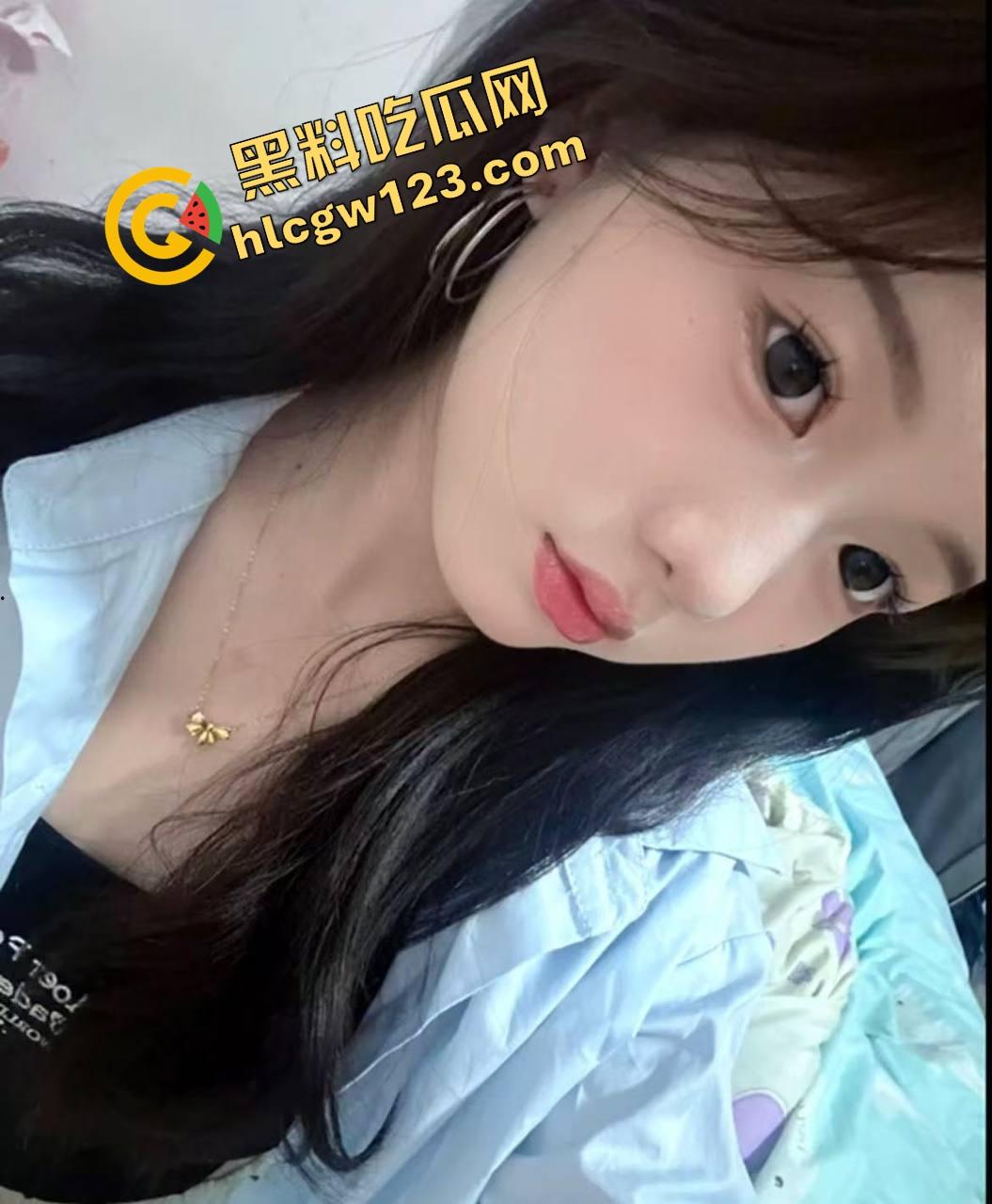 舔狗行为学一个礼物亲狗子一口，抖音女主播【小婷】舌头都伸进狗嘴里了，舔到狗都受不了了！-2