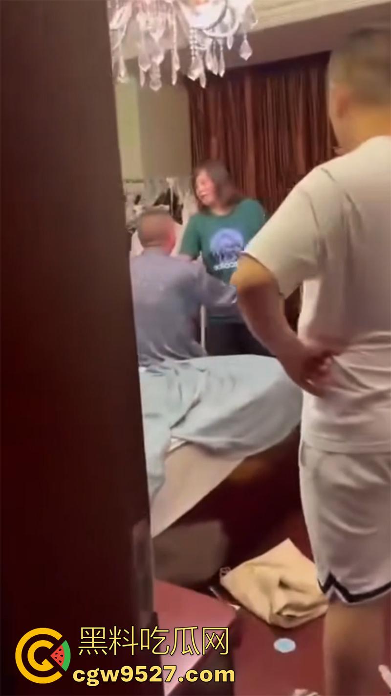 带人捉奸竟将自己抓走，女子发现老公出轨，带家人现场捉奸，疯狂殴打小三，结果警察到了竟把她抓了！-1