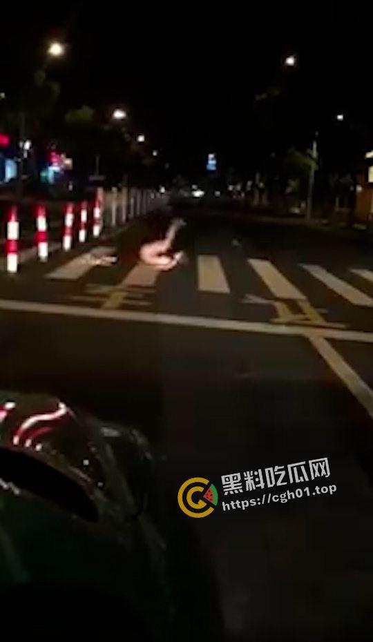 夜半惊魂！大半夜马路上惊现裸女自慰 扣到自己人仰马翻 围观司机鸣笛加攻速 现场直达-4