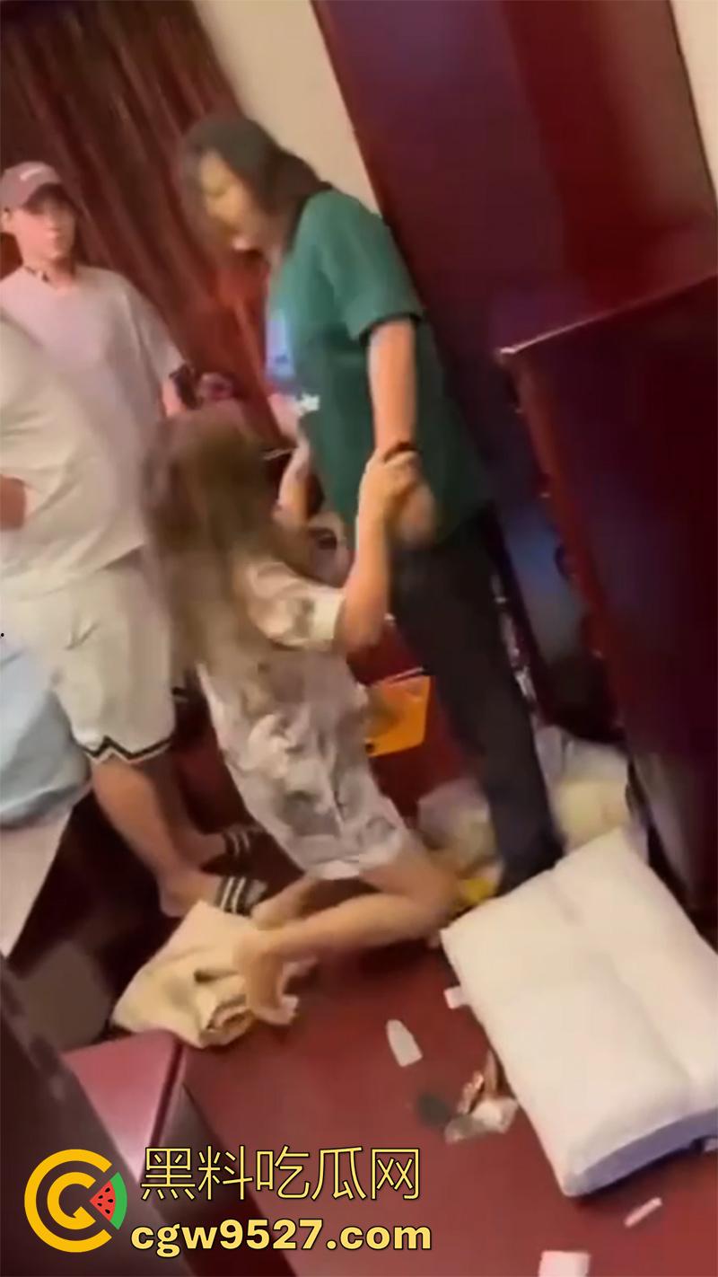 带人捉奸竟将自己抓走，女子发现老公出轨，带家人现场捉奸，疯狂殴打小三，结果警察到了竟把她抓了！-5