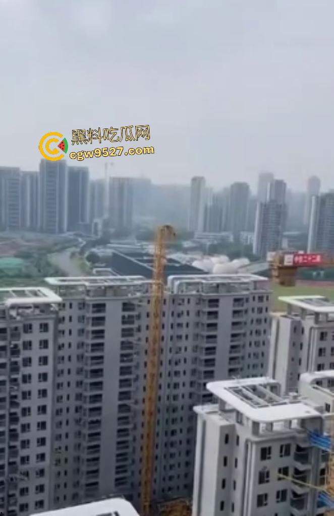 成都成华区塔吊坍塌,塔吊头扭曲,直接把人压在半空中,这塔吊都能倒塌,谁还敢住这房子?-2