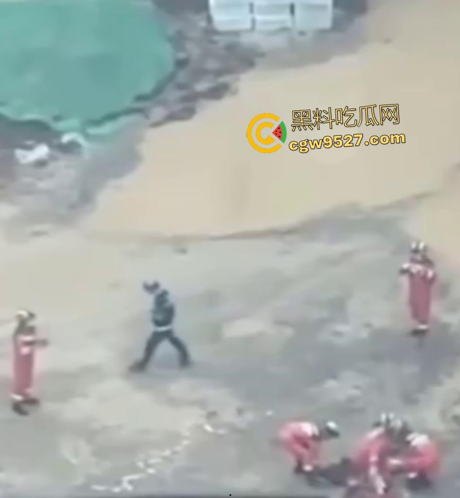 成都成华区塔吊坍塌,塔吊头扭曲,直接把人压在半空中,这塔吊都能倒塌,谁还敢住这房子?-5