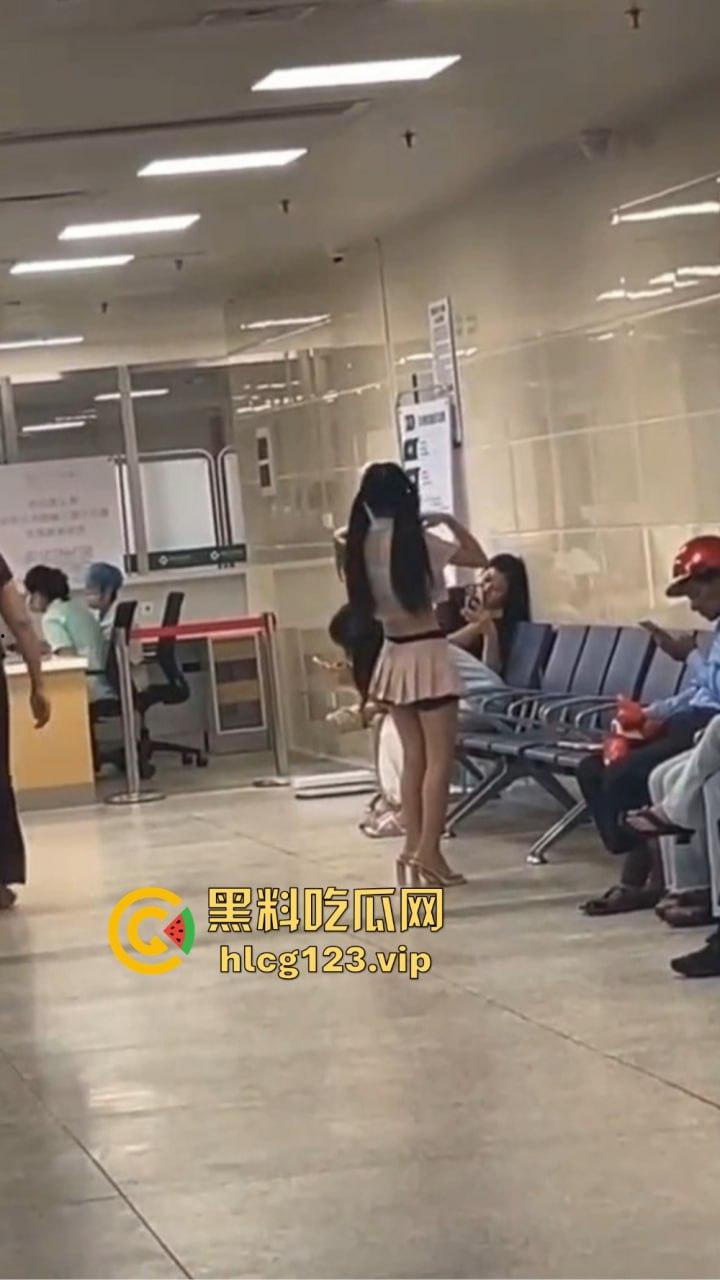 精神病女在医院狂骚！穿得跟没穿一样，过道上跳得骚气冲天，围观群众全程傻眼！-1