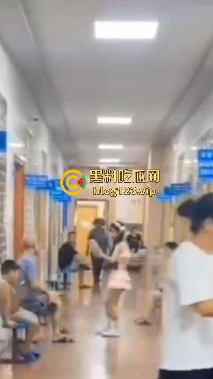 精神病女在医院狂骚！穿得跟没穿一样，过道上跳得骚气冲天，围观群众全程傻眼！-5
