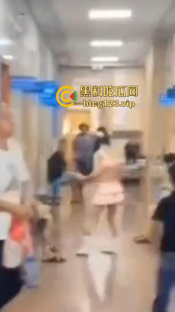 精神病女在医院狂骚！穿得跟没穿一样，过道上跳得骚气冲天，围观群众全程傻眼！-6