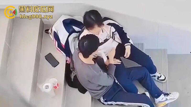 保定学院李梦茹与男友楼道啪啪被偷拍 深情舌吻 脱裤抠穴 年轻就是好啊-10