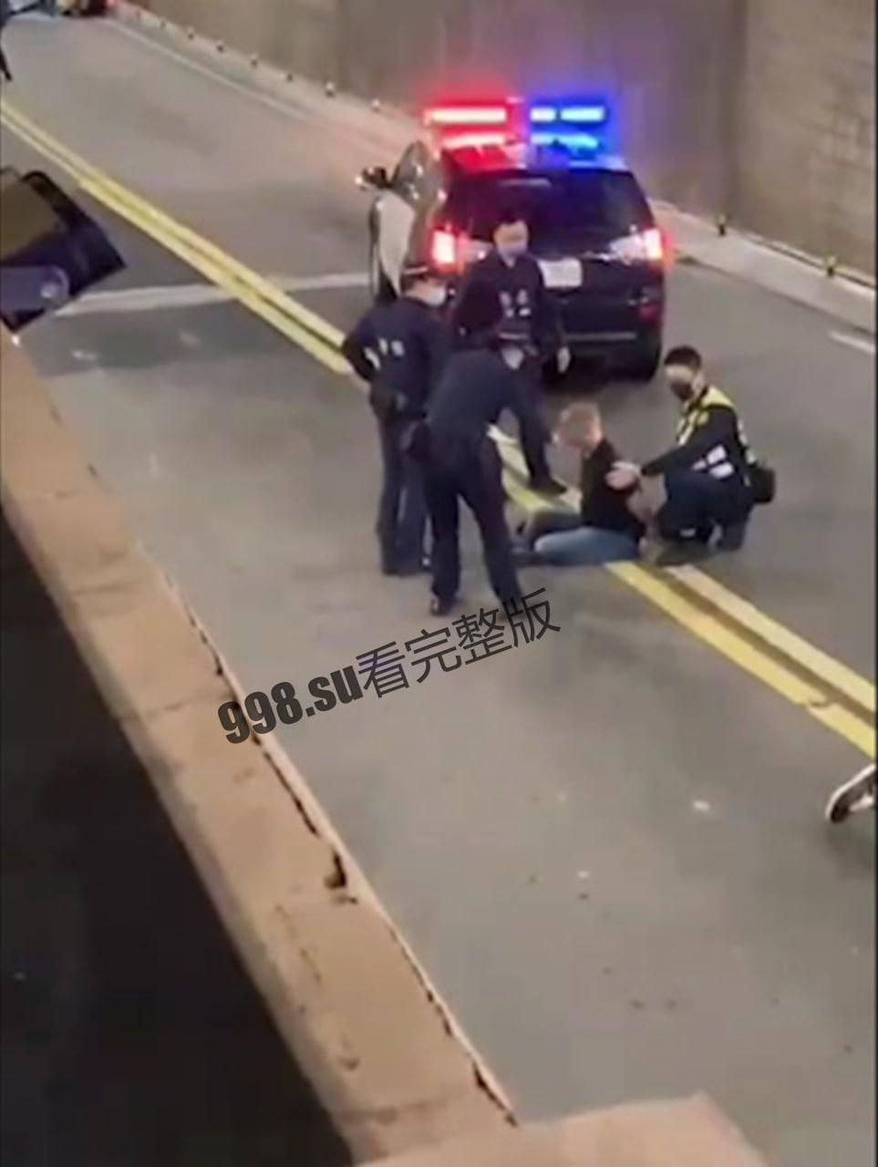 11.15台湾忠孝东路隧道，小伙撞死人还袭警遭警察击毙，全过程视频-1