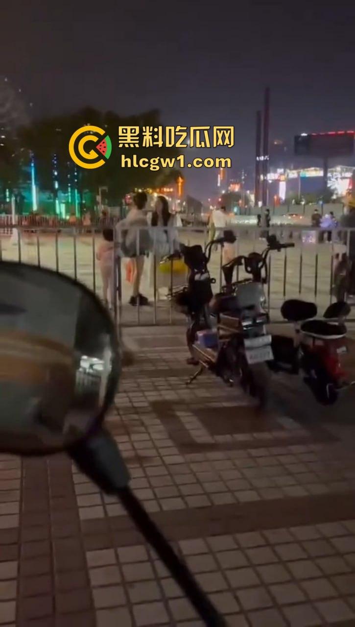 商丘街头闺蜜大撕逼！两个骚妇当街互扇，原来是照顾闺蜜老公照顾上床了！-5