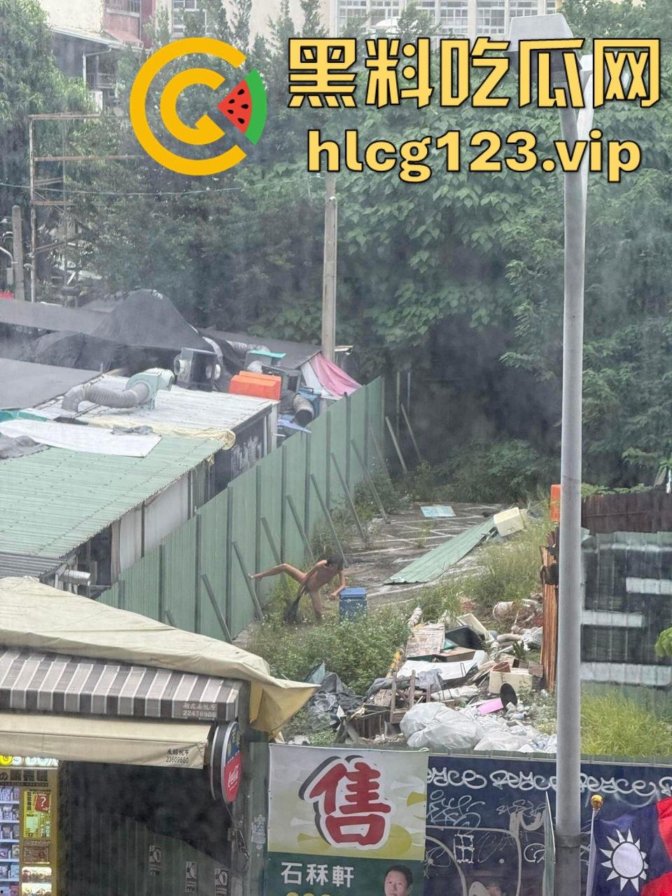 台中垃圾场狠人硬核骚操作！花式操雨伞，捅屁眼，吃瓜群众在高楼全程记录拍摄！-9