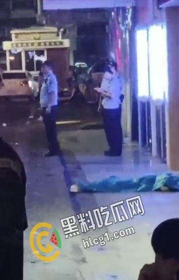 抖音热瓜 江西砍人现场！据说偷人十三四岁女刀手一人追砍两男一死一伤 后又被复仇砍伤 双双入院 太刺激了-5