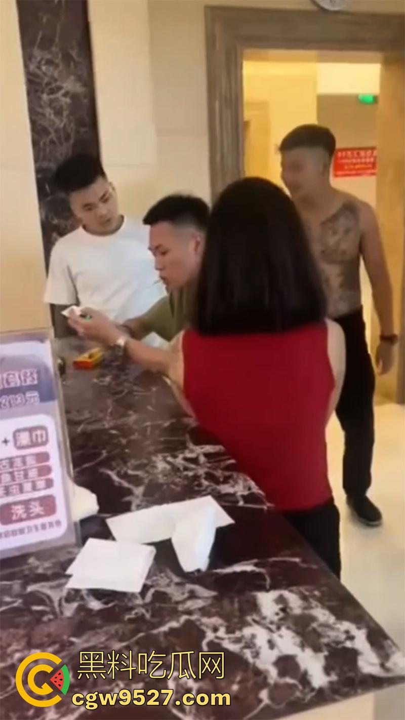 骚逼出轨精神小伙，男友带人在宾馆围堵，当场爆揍围殴，打人者已被抓捕，这下有理变没理了！-1