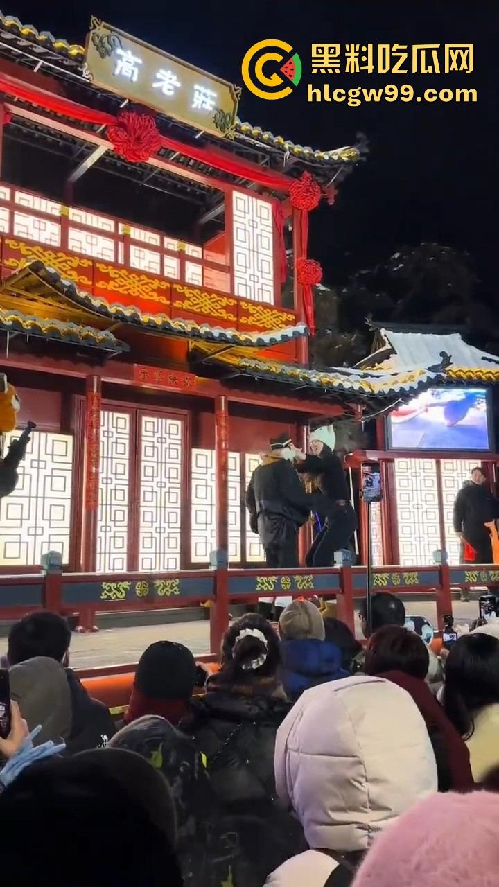 长春动植物公园惊现遛猪新玩法,斯文眼镜妹一秒变女流氓，八戒哥裤腰带被扯开，牵着猪头直接遛大街！-4