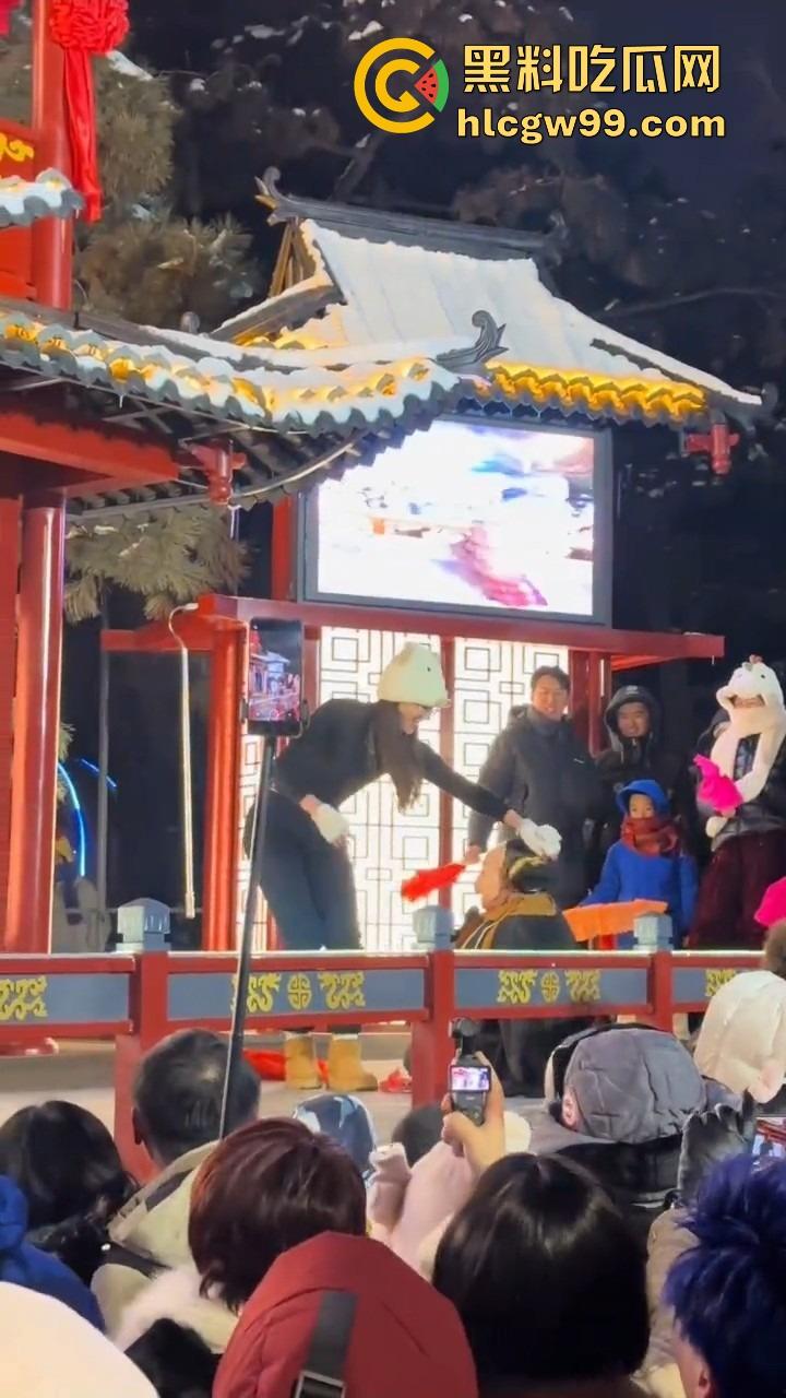 长春动植物公园惊现遛猪新玩法,斯文眼镜妹一秒变女流氓，八戒哥裤腰带被扯开，牵着猪头直接遛大街！-7