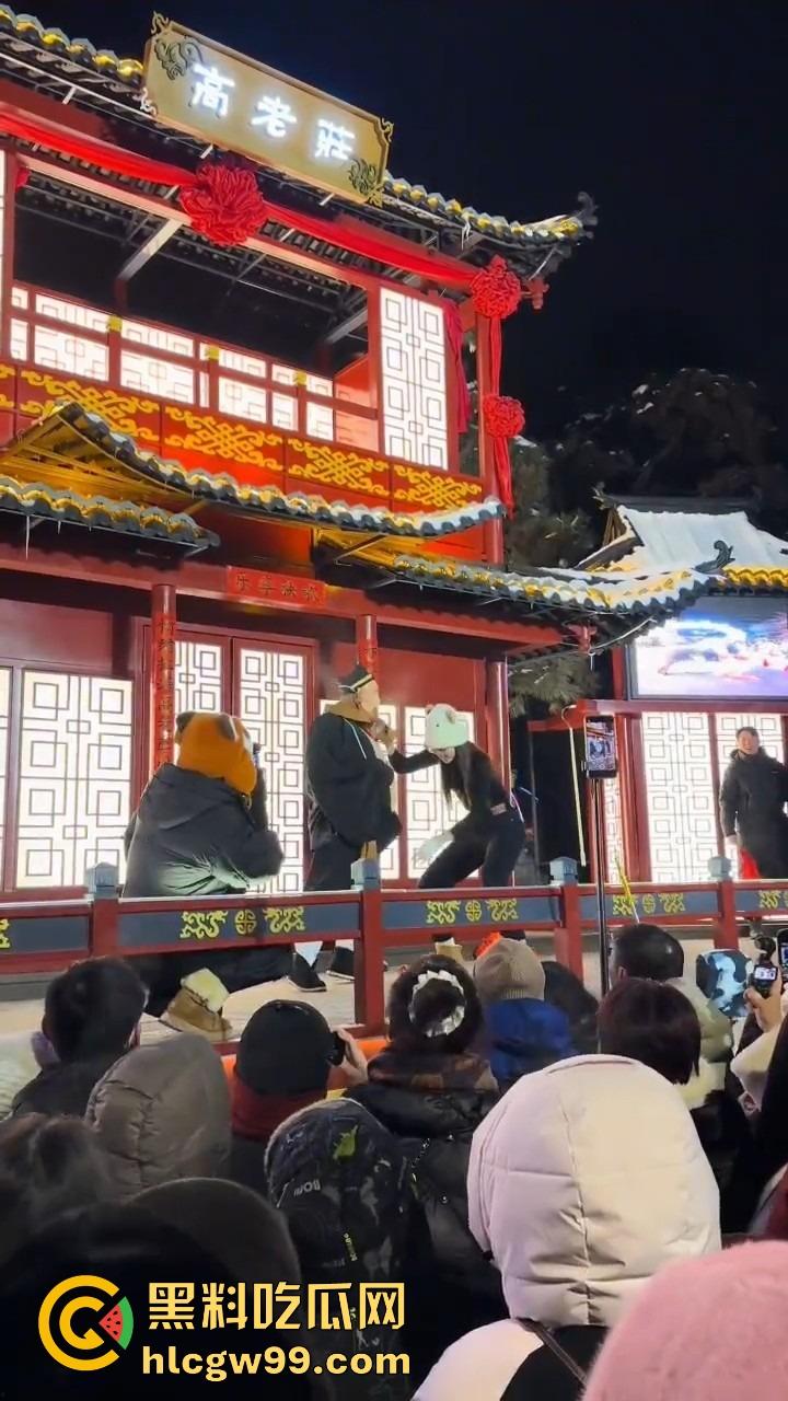 长春动植物公园惊现遛猪新玩法,斯文眼镜妹一秒变女流氓，八戒哥裤腰带被扯开，牵着猪头直接遛大街！-10