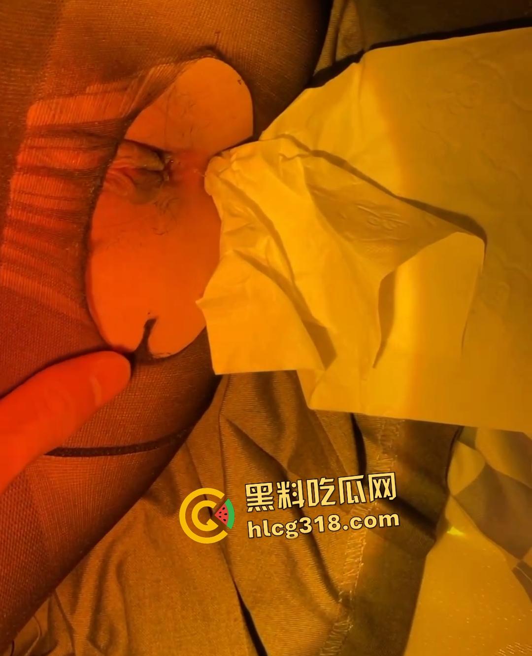 网约黑丝女友诱惑，五彩灯光下挑逗骚逼忍不住内射，精液一直流不出来！-7