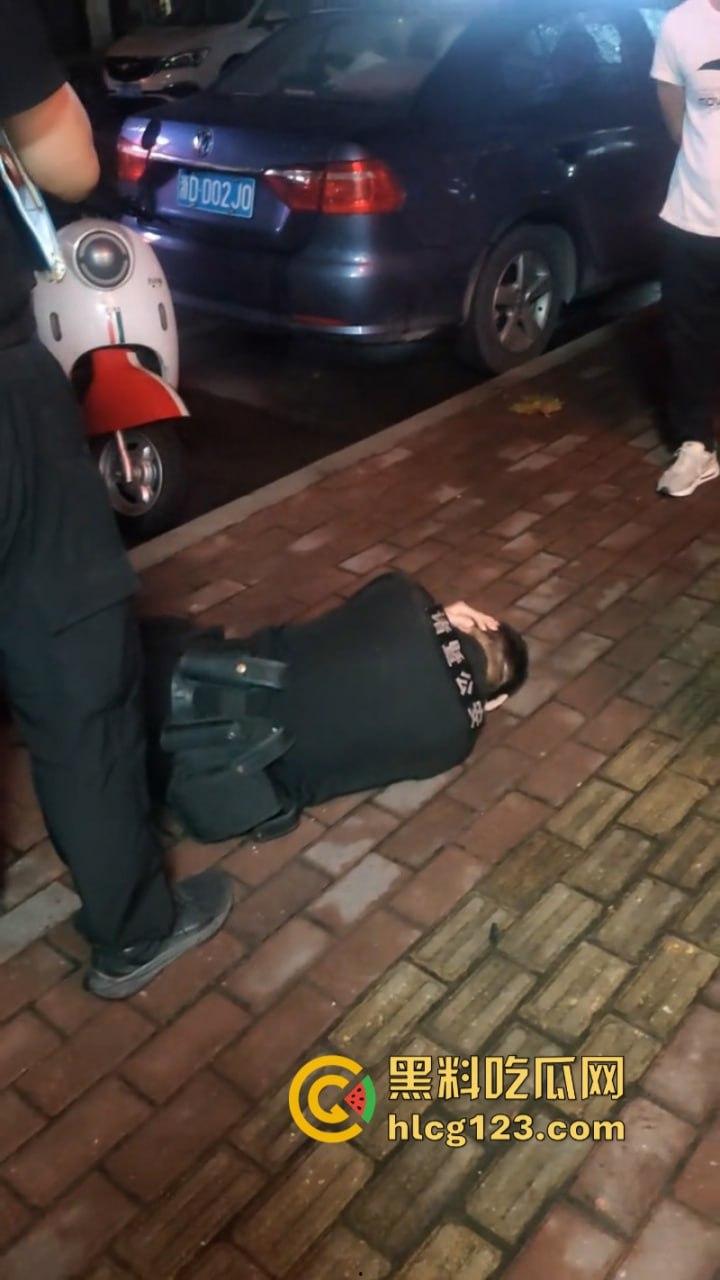 胆肥！诸暨一民警出勤时被男子打倒抽搐 伤势严重-5