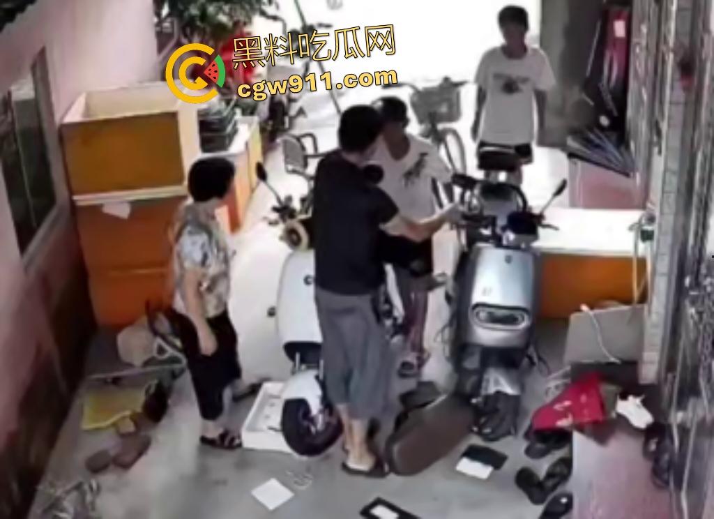 福建巷子里小孩乱放东西堵路，邻居怒打熊孩子引发小孩家长彻底疯狂抄刀狂砍，这起码要判三年起步！