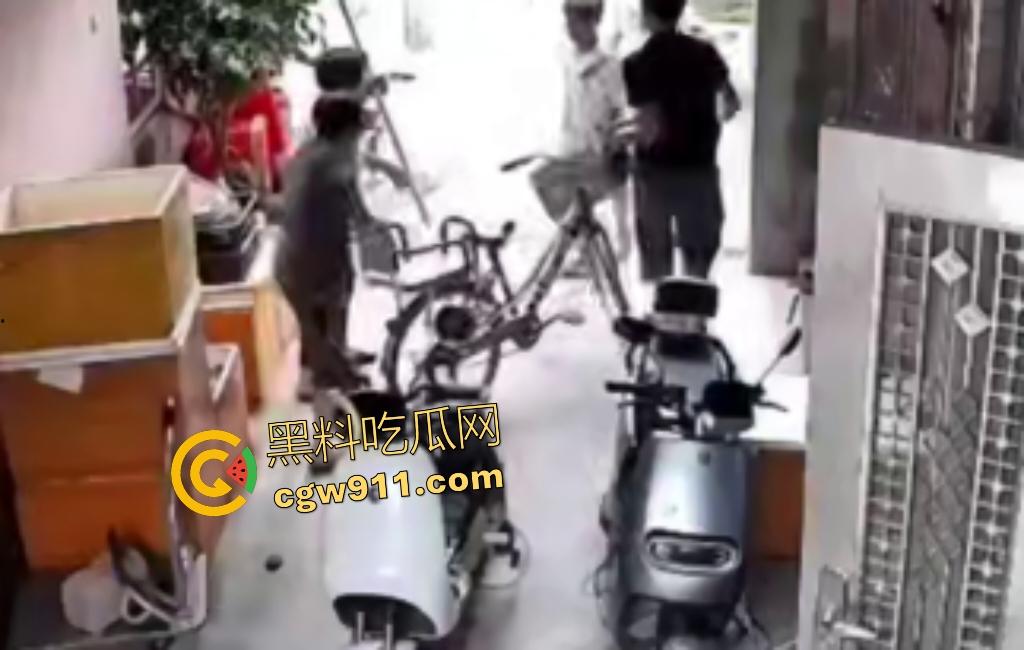 福建巷子里小孩乱放东西堵路,邻居怒打熊孩子引发小孩家长彻底疯狂抄刀狂砍,这起码要判三年起步!-2