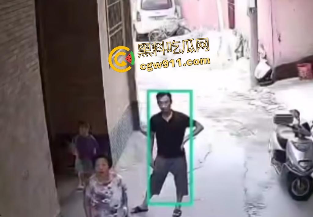 福建巷子里小孩乱放东西堵路,邻居怒打熊孩子引发小孩家长彻底疯狂抄刀狂砍,这起码要判三年起步!-4