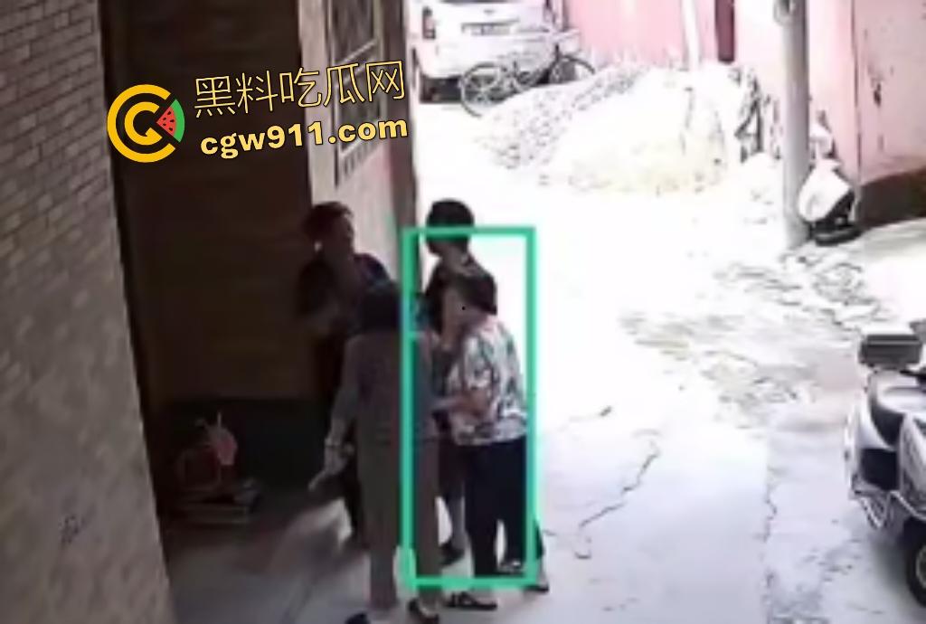 福建巷子里小孩乱放东西堵路,邻居怒打熊孩子引发小孩家长彻底疯狂抄刀狂砍,这起码要判三年起步!-5