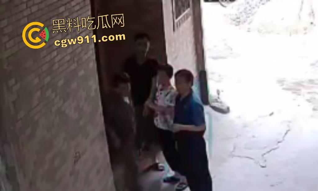 福建巷子里小孩乱放东西堵路,邻居怒打熊孩子引发小孩家长彻底疯狂抄刀狂砍,这起码要判三年起步!-6