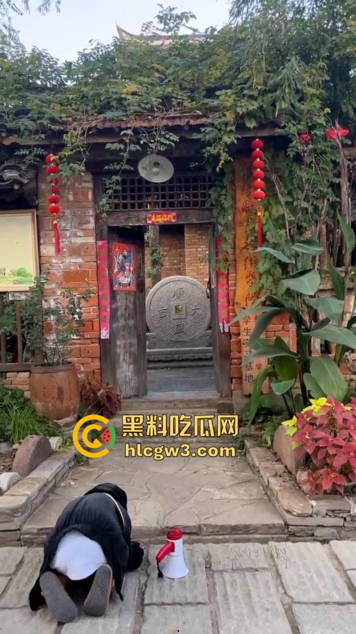 人不要脸至贱无敌！河南老逼登欠债不还 女子无奈当街嚎啕大哭下跪讨钱 欠钱的都是大爷！-2