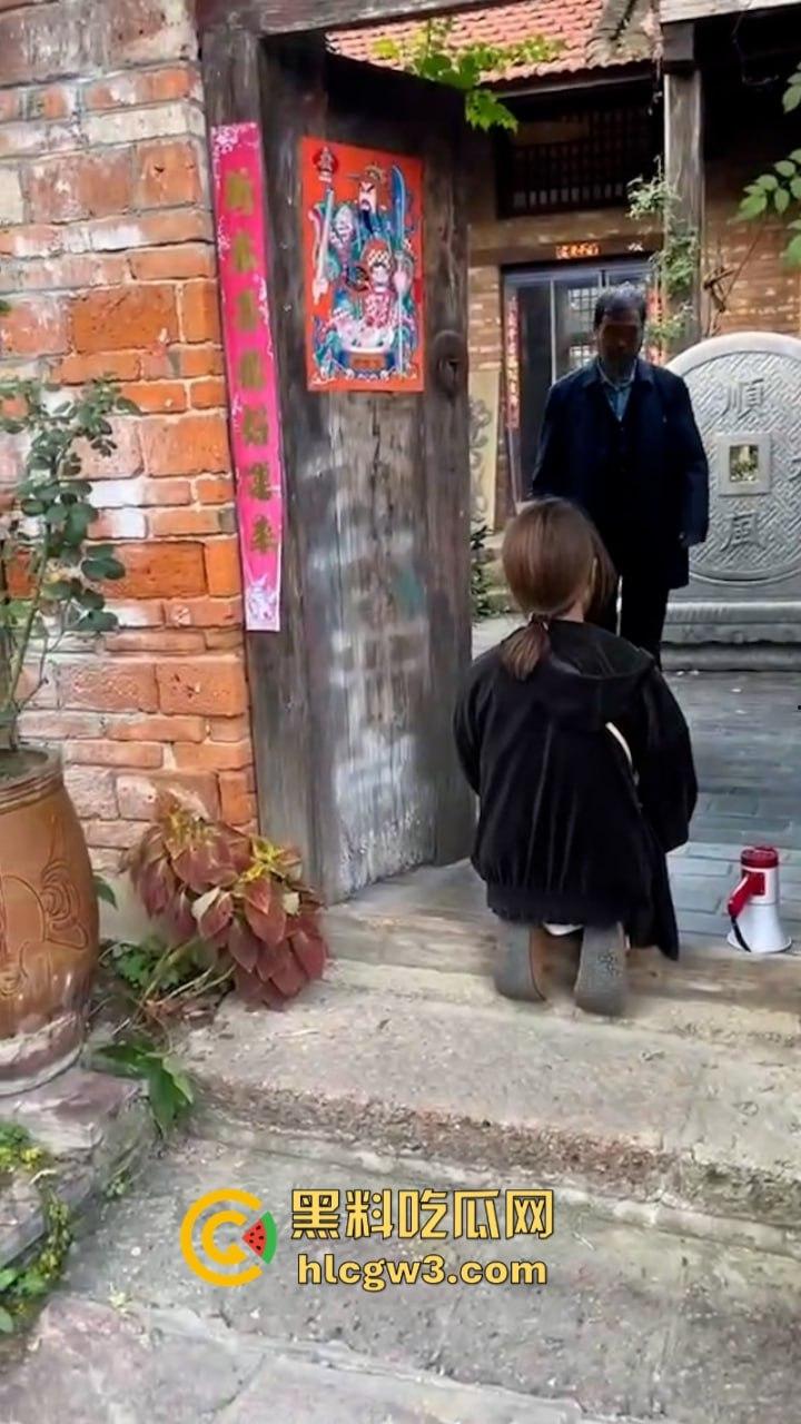 人不要脸至贱无敌！河南老逼登欠债不还 女子无奈当街嚎啕大哭下跪讨钱 欠钱的都是大爷！-4