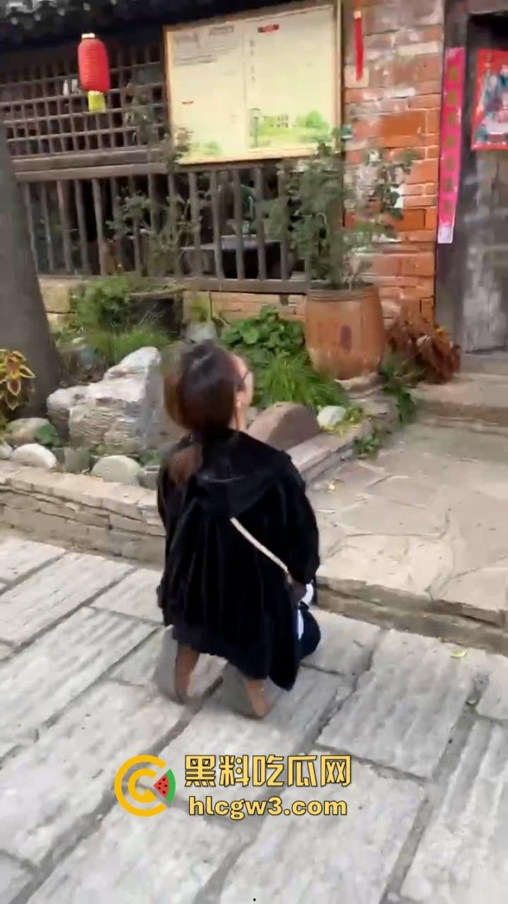 人不要脸至贱无敌！河南老逼登欠债不还 女子无奈当街嚎啕大哭下跪讨钱 欠钱的都是大爷！-5