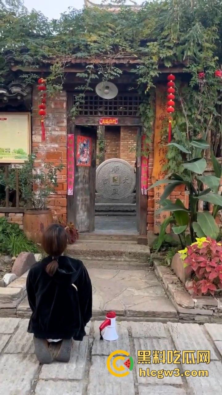 人不要脸至贱无敌！河南老逼登欠债不还 女子无奈当街嚎啕大哭下跪讨钱 欠钱的都是大爷！-6