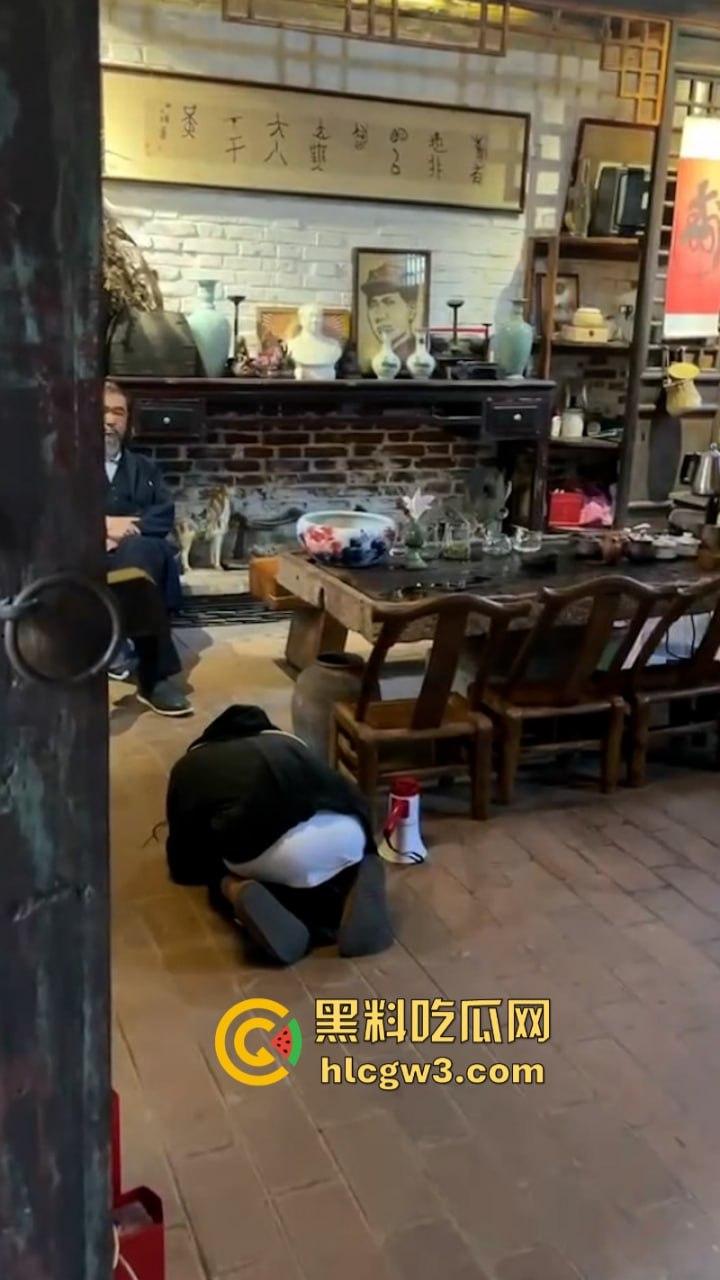 人不要脸至贱无敌！河南老逼登欠债不还 女子无奈当街嚎啕大哭下跪讨钱 欠钱的都是大爷！-10